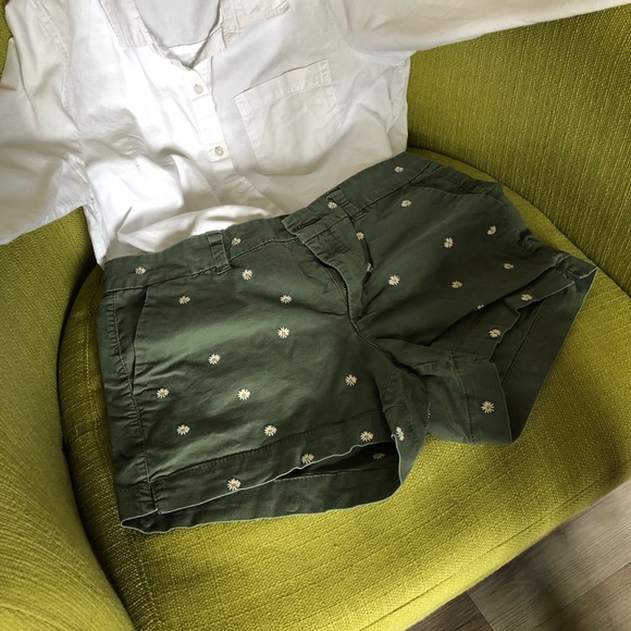 Old Navy Women's Green and White Shorts Size 4 - Picture 2 of 7